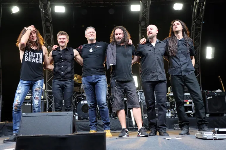 Od "viđenijih" fanova kostrenski je koncert posjetio i kontroverzni Velimir Bujanec, Josip Jurčević, Dinko Beaković dok su kostrensku političku scenu predstavljali samo članovi HDZ-a