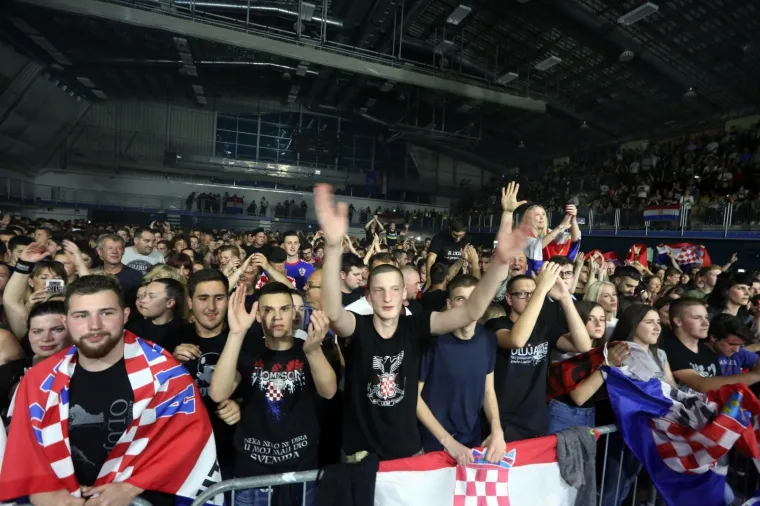 Od "viđenijih" fanova kostrenski je koncert posjetio i kontroverzni Velimir Bujanec, Josip Jurčević, Dinko Beaković dok su kostrensku političku scenu predstavljali samo članovi HDZ-a
