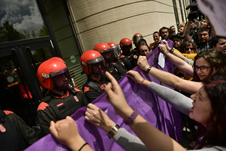 Opsadno stanje u &Scaron;panjolskoj: 'To nije spolno zlostavljanje, to je silovanje!'