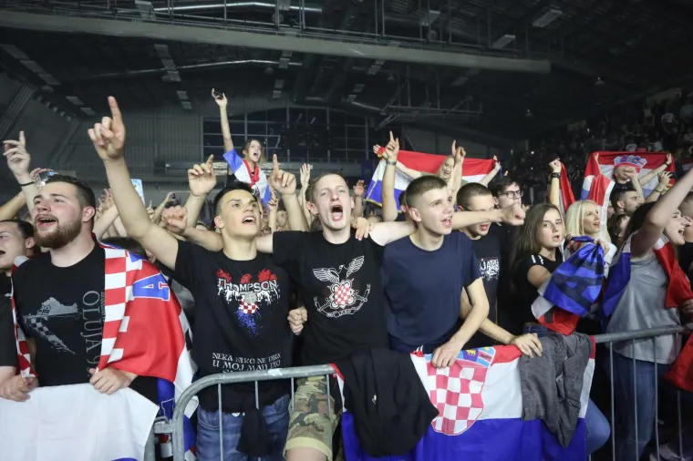 THOMPSONOV 'ZABRANJENI' KONCERT U KOSTRENI PREKIDALA BAKLJADA: Nije prošlo bez ekscesa, stigao i Bujanec