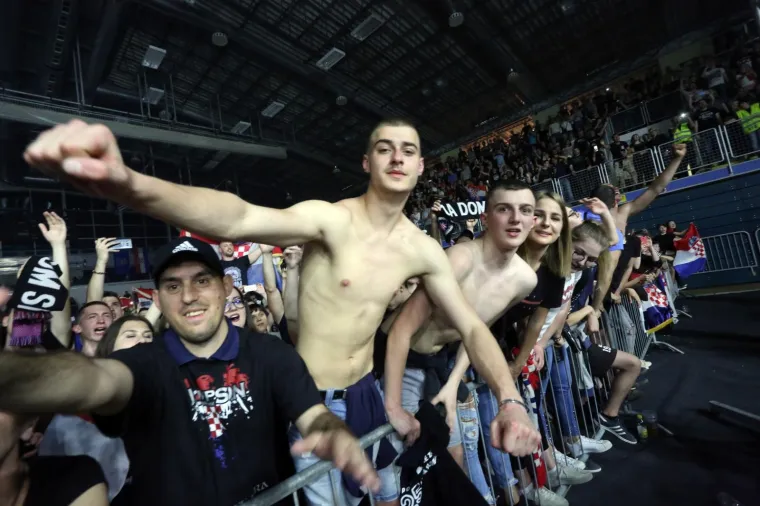 THOMPSONOV 'ZABRANJENI' KONCERT U KOSTRENI PREKIDALA BAKLJADA: Nije prošlo bez ekscesa, stigao i Bujanec