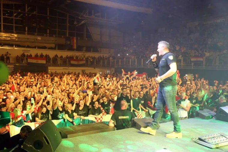 THOMPSONOV 'ZABRANJENI' KONCERT U KOSTRENI PREKIDALA BAKLJADA: Nije prošlo bez ekscesa, stigao i Bujanec