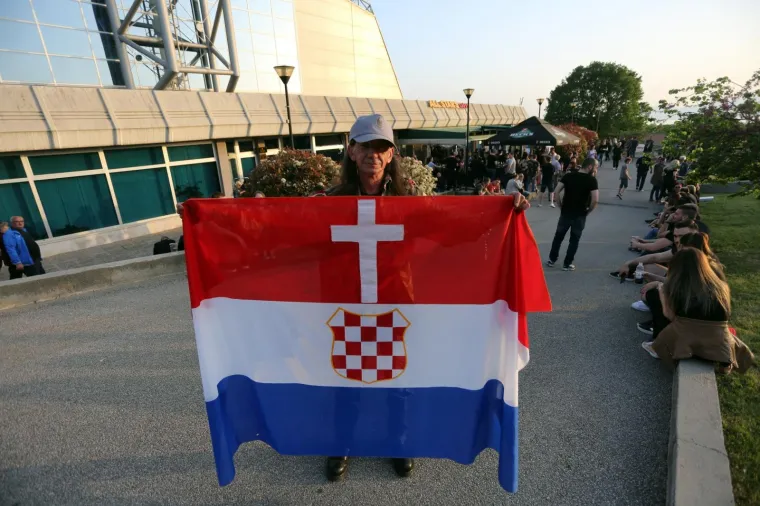 THOMPSONOV 'ZABRANJENI' KONCERT U KOSTRENI PREKIDALA BAKLJADA: Nije prošlo bez ekscesa, stigao i Bujanec