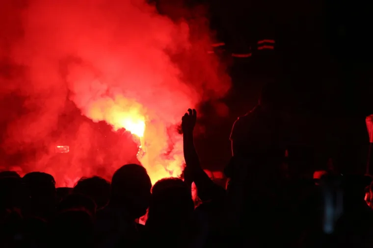 THOMPSONOV 'ZABRANJENI' KONCERT U KOSTRENI PREKIDALA BAKLJADA: Nije prošlo bez ekscesa, stigao i Bujanec