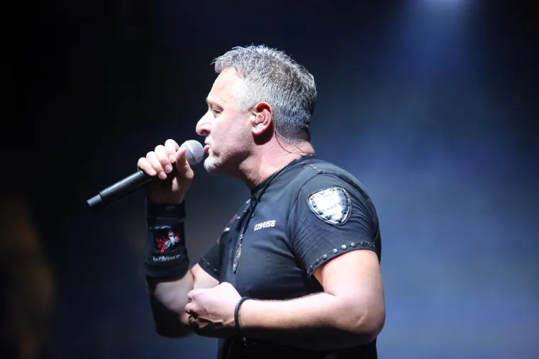 THOMPSONOV 'ZABRANJENI' KONCERT U KOSTRENI PREKIDALA BAKLJADA: Nije prošlo bez ekscesa, stigao i Bujanec