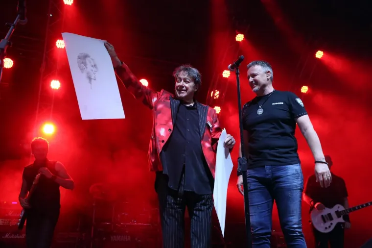 THOMPSONOV 'ZABRANJENI' KONCERT U KOSTRENI PREKIDALA BAKLJADA: Nije prošlo bez ekscesa, stigao i Bujanec