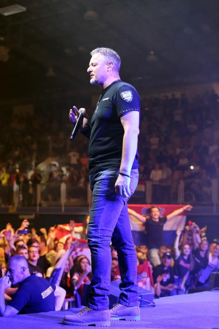 THOMPSONOV 'ZABRANJENI' KONCERT U KOSTRENI PREKIDALA BAKLJADA: Nije prošlo bez ekscesa, stigao i Bujanec