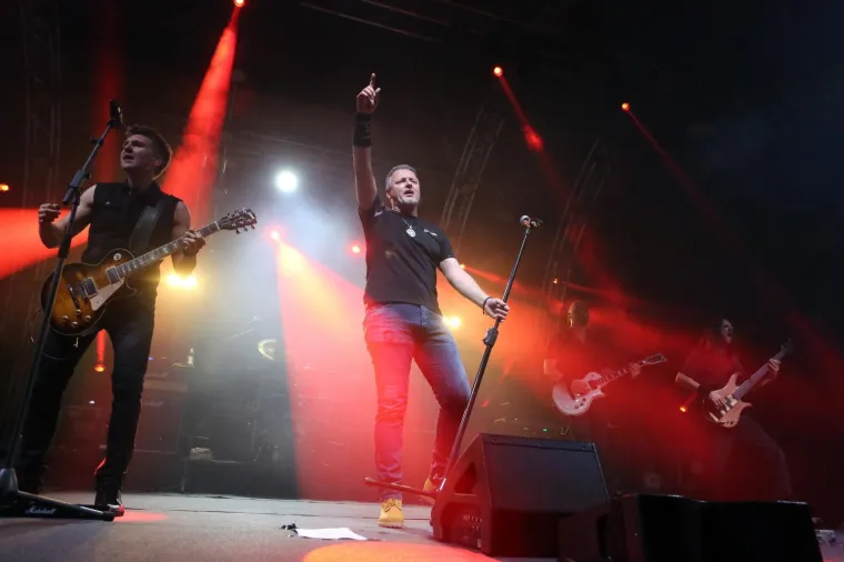 THOMPSONOV 'ZABRANJENI' KONCERT U KOSTRENI PREKIDALA BAKLJADA: Nije prošlo bez ekscesa, stigao i Bujanec