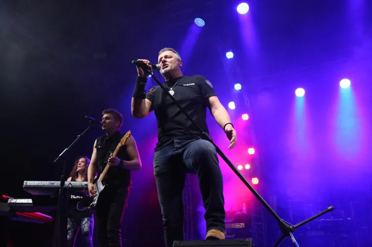 THOMPSONOV 'ZABRANJENI' KONCERT U KOSTRENI PREKIDALA BAKLJADA: Nije prošlo bez ekscesa, stigao i Bujanec