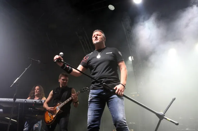 THOMPSONOV 'ZABRANJENI' KONCERT U KOSTRENI PREKIDALA BAKLJADA: Nije pro&scaron;lo bez ekscesa, stigao i Bujanec