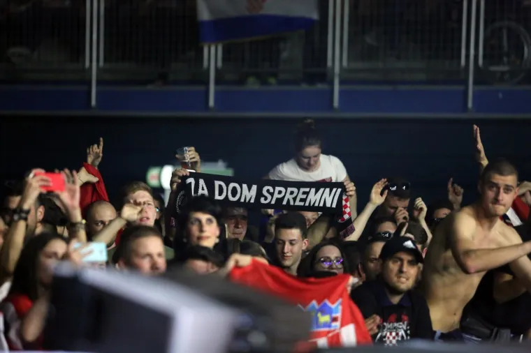 THOMPSONOV 'ZABRANJENI' KONCERT U KOSTRENI PREKIDALA BAKLJADA: Nije pro&scaron;lo bez ekscesa, stigao i Bujanec