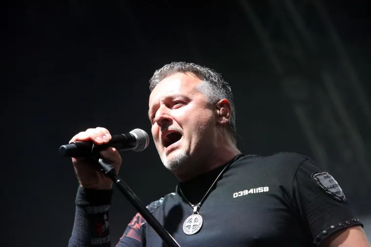 THOMPSONOV 'ZABRANJENI' KONCERT U KOSTRENI PREKIDALA BAKLJADA: Nije pro&scaron;lo bez ekscesa, stigao i Bujanec