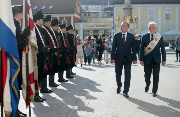 Zrinska garda u mimohodu od Vla&scaron;ke ulice do Trga bana Josipa Jelačića