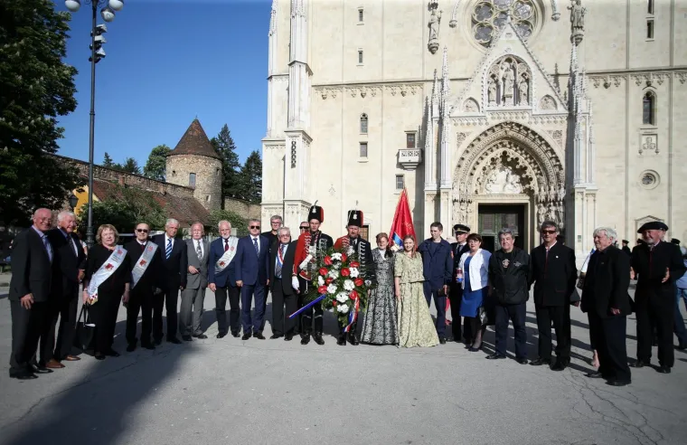 Zrinska garda u mimohodu od Vla&scaron;ke ulice do Trga bana Josipa Jelačića