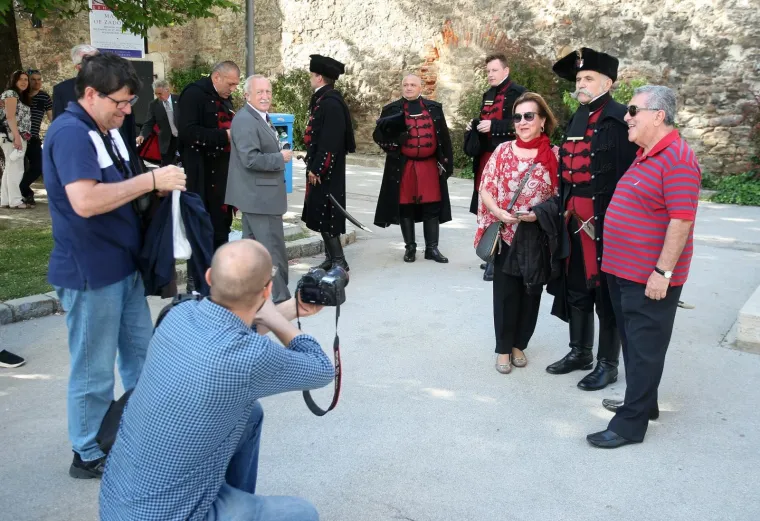 Zrinska garda u mimohodu od Vla&scaron;ke ulice do Trga bana Josipa Jelačića