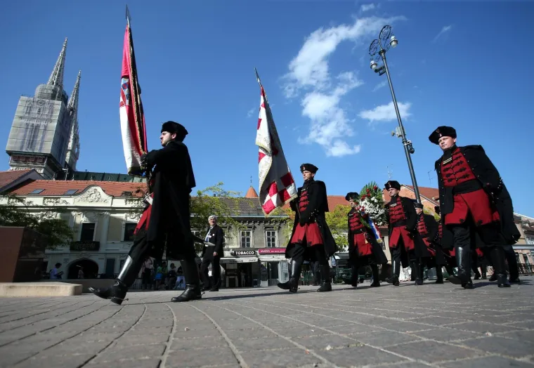 Zrinska garda u mimohodu od Vla&scaron;ke ulice do Trga bana Josipa Jelačića
