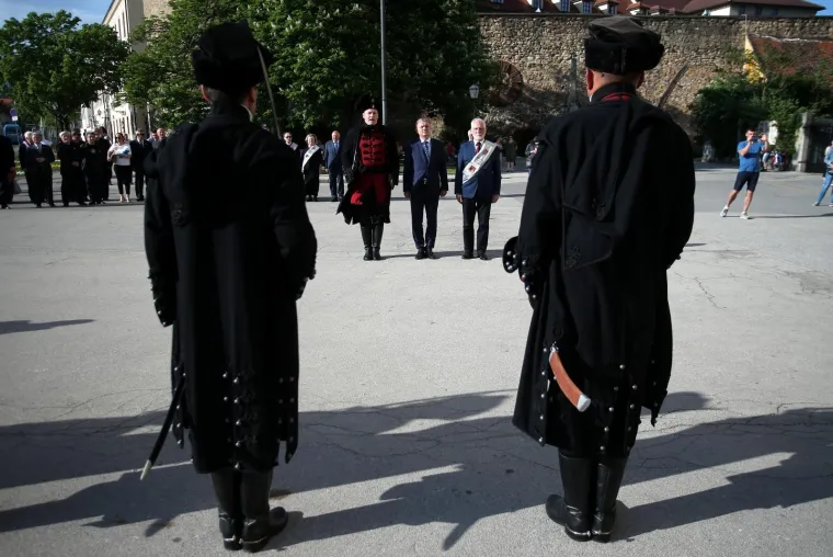 Zrinska garda u mimohodu od Vla&scaron;ke ulice do Trga bana Josipa Jelačića