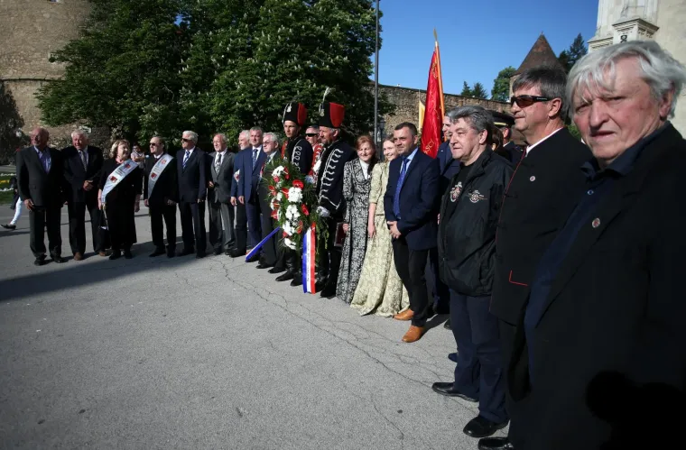 Zrinska garda u mimohodu od Vla&scaron;ke ulice do Trga bana Josipa Jelačića