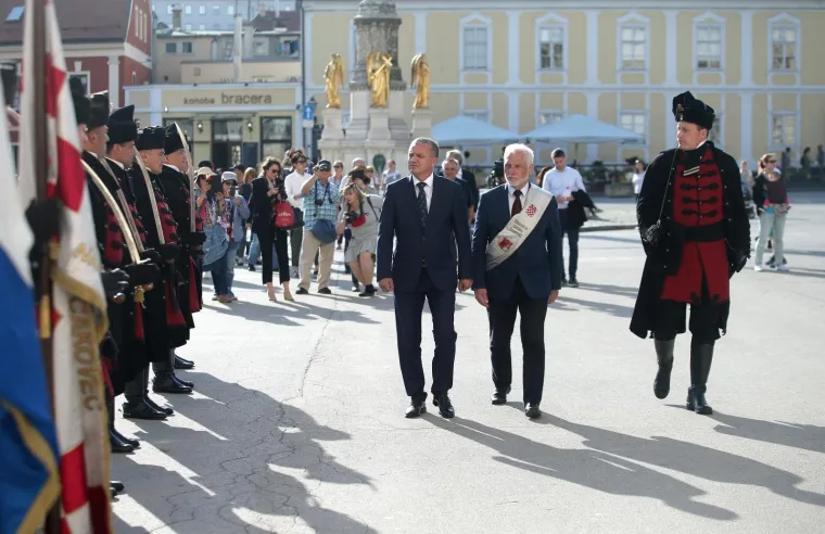 Zrinska garda u mimohodu od Vla&scaron;ke ulice do Trga bana Josipa Jelačića