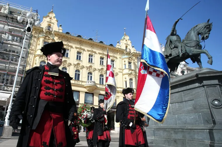 Zrinska garda u mimohodu od Vla&scaron;ke ulice do Trga bana Josipa Jelačića