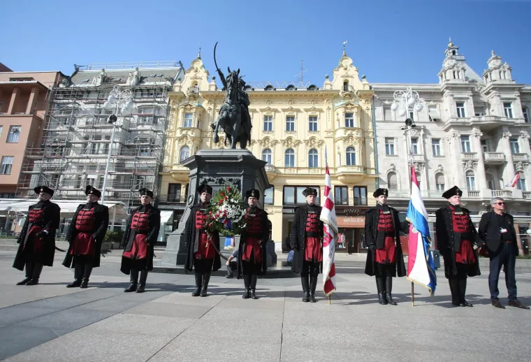 Zrinska garda u mimohodu od Vla&scaron;ke ulice do Trga bana Josipa Jelačića