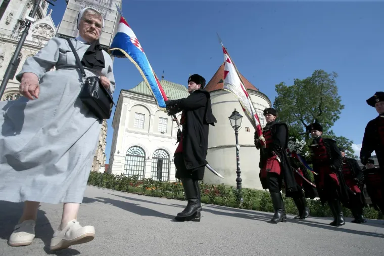 Zrinska garda u mimohodu od Vla&scaron;ke ulice do Trga bana Josipa Jelačića