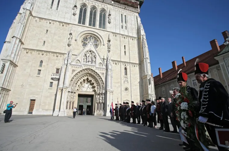Zrinska garda u mimohodu od Vla&scaron;ke ulice do Trga bana Josipa Jelačića