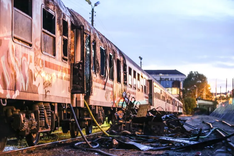 Zagreb: uga&scaron;ena vatra na vagonima koji su planuli na Glavnom kolodvoru