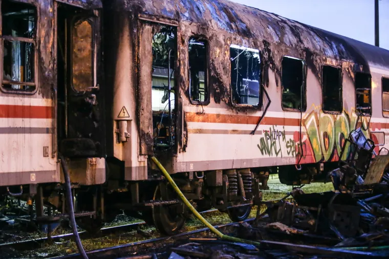 Zagreb: uga&scaron;ena vatra na vagonima koji su planuli na Glavnom kolodvoru