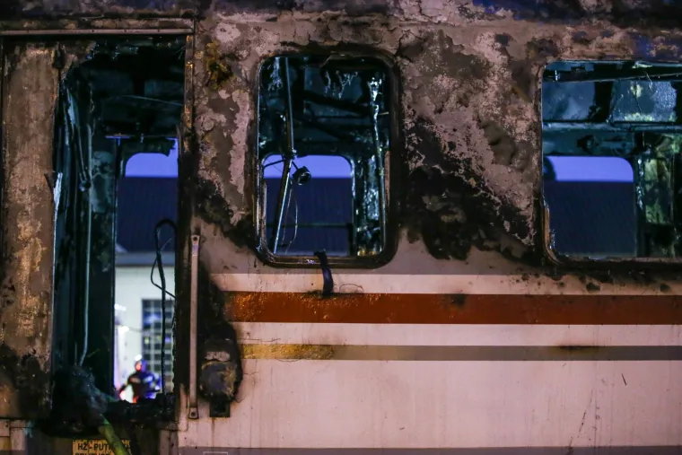 Zagreb: uga&scaron;ena vatra na vagonima koji su planuli na Glavnom kolodvoru