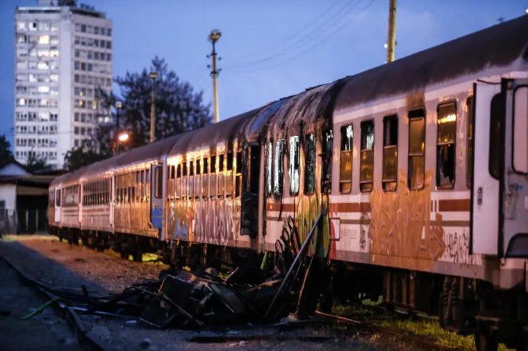 UGAŠEN POŽAR U CENTRU ZAGREBA: Izgorjela su dva vagona vlaka na Glavnom kolodvoru