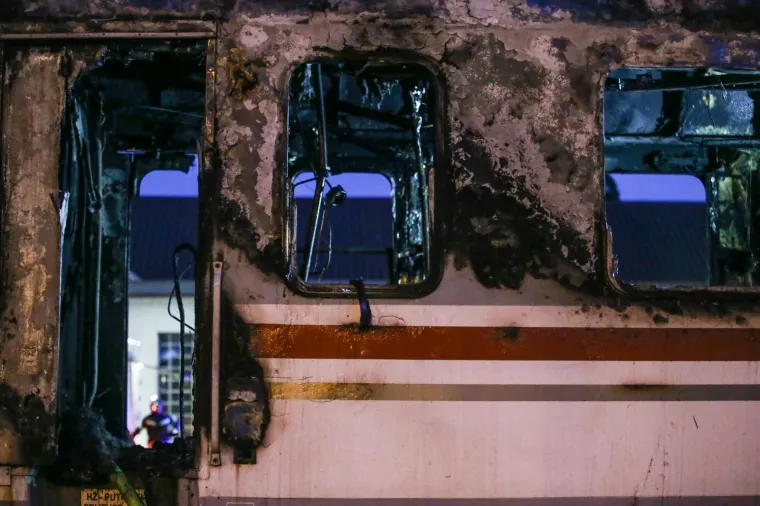 Zagreb - Izgorila dva vagona na peronima Glavnog kolodvora. Brzom intervencijom vatrogasaca požar je uga&scaron;en.