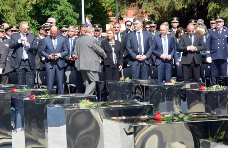 OBLJETNICA AKCIJE BLJESAK: U Okučanima otkriveno spomen-obilježje poginulim braniteljima