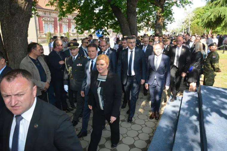 OBLJETNICA AKCIJE BLJESAK: U Okučanima otkriveno spomen-obilježje poginulim braniteljima