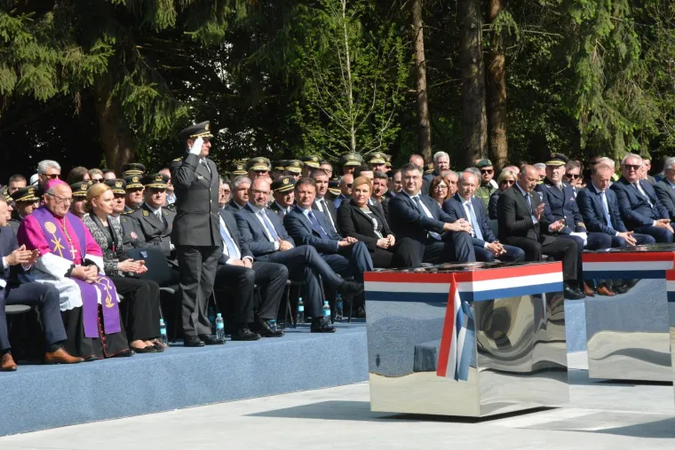 OBLJETNICA AKCIJE BLJESAK: U Okučanima otkriveno spomen-obilježje poginulim braniteljima