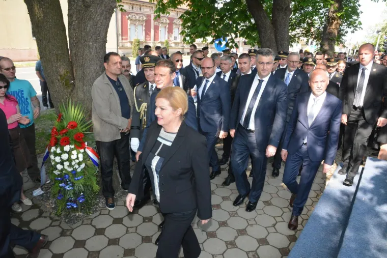 OBLJETNICA AKCIJE BLJESAK: U Okučanima otkriveno spomen-obilježje poginulim braniteljima