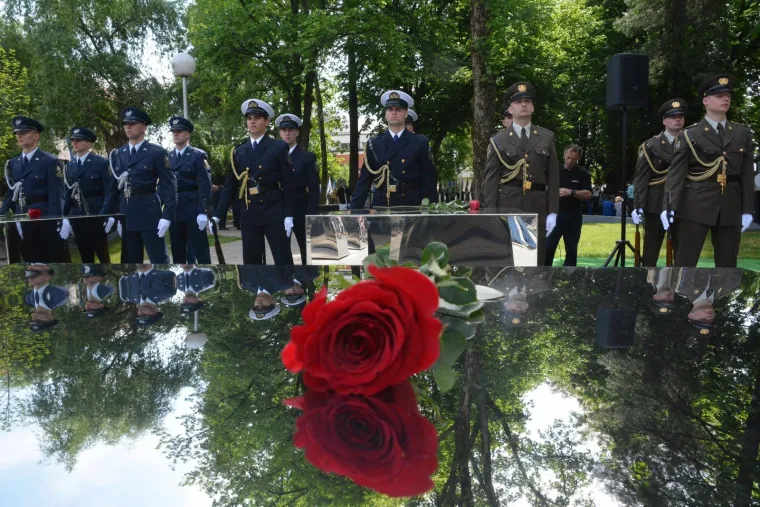 OBLJETNICA AKCIJE BLJESAK: U Okučanima otkriveno spomen-obilježje poginulim braniteljima