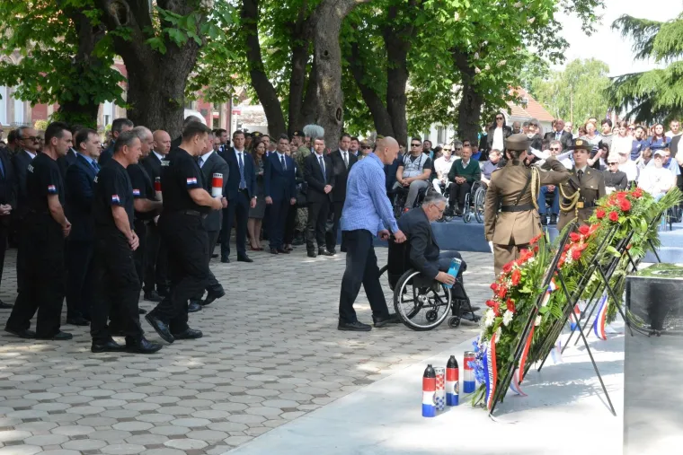 OBLJETNICA AKCIJE BLJESAK: U Okučanima otkriveno spomen-obilježje poginulim braniteljima