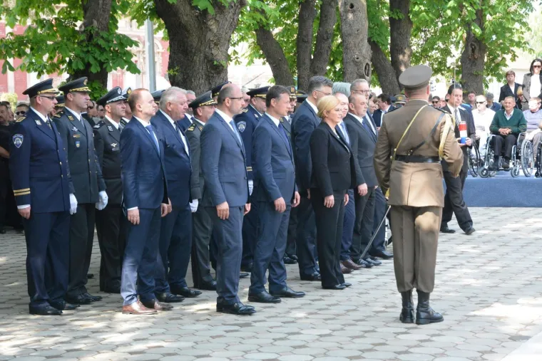 OBLJETNICA AKCIJE BLJESAK: U Okučanima otkriveno spomen-obilježje poginulim braniteljima