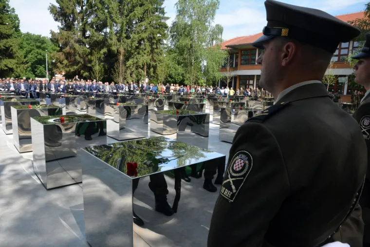 OBLJETNICA AKCIJE BLJESAK: U Okučanima otkriveno spomen-obilježje poginulim braniteljima