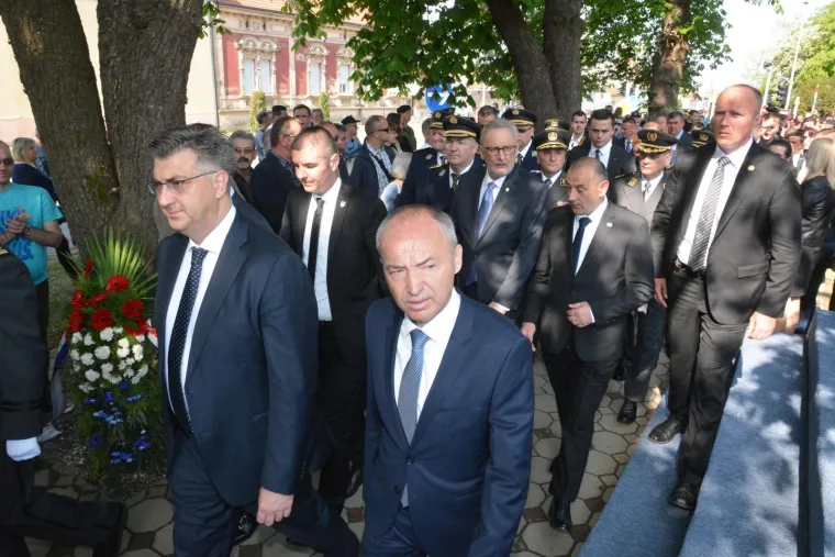 OBLJETNICA AKCIJE BLJESAK: U Okučanima otkriveno spomen-obilježje poginulim braniteljima