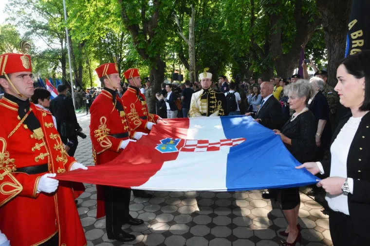 OBLJETNICA AKCIJE BLJESAK: U Okučanima otkriveno spomen-obilježje poginulim braniteljima