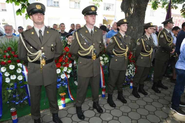OBLJETNICA AKCIJE BLJESAK: U Okučanima otkriveno spomen-obilježje poginulim braniteljima