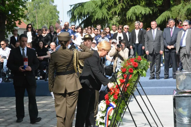 OBLJETNICA AKCIJE BLJESAK: U Okučanima otkriveno spomen-obilježje poginulim braniteljima