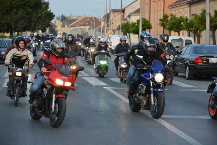 Bjelovarčane su već tradicionlno ujutro oko 5 sati probudili motociklisti. Njih 700 iz različitih dijelova zemlje za 1. svibanj izvelo je budnicu na svoj način.