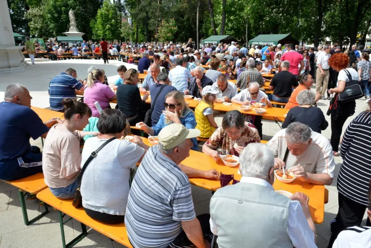 OD BUDNICA, NEOBIČNIH PIKNIKA I BICIKLIJADA DO STANDARDNOG GRAHA: Pogledajte kako su građani diljem zemlje proslavili Praznik rada