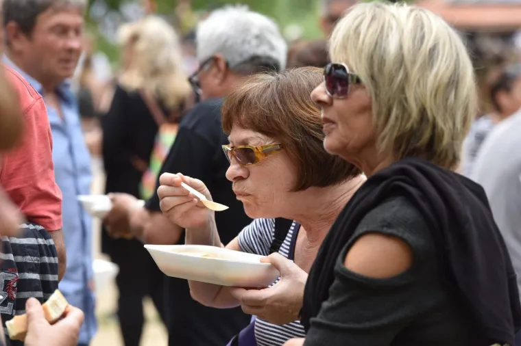 Zanimljivo je da su podjelu graha organizirali i na slapovima Krke gdje je i turistima podijeljeno oko 2000 porcija.