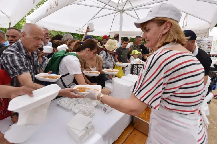 OD BUDNICA, NEOBIČNIH PIKNIKA I BICIKLIJADA DO STANDARDNOG GRAHA: Pogledajte kako su građani diljem zemlje proslavili Praznik rada