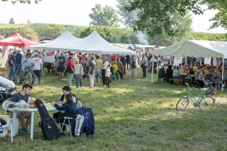 OD BUDNICA, NEOBIČNIH PIKNIKA I BICIKLIJADA DO STANDARDNOG GRAHA: Pogledajte kako su građani diljem zemlje proslavili Praznik rada