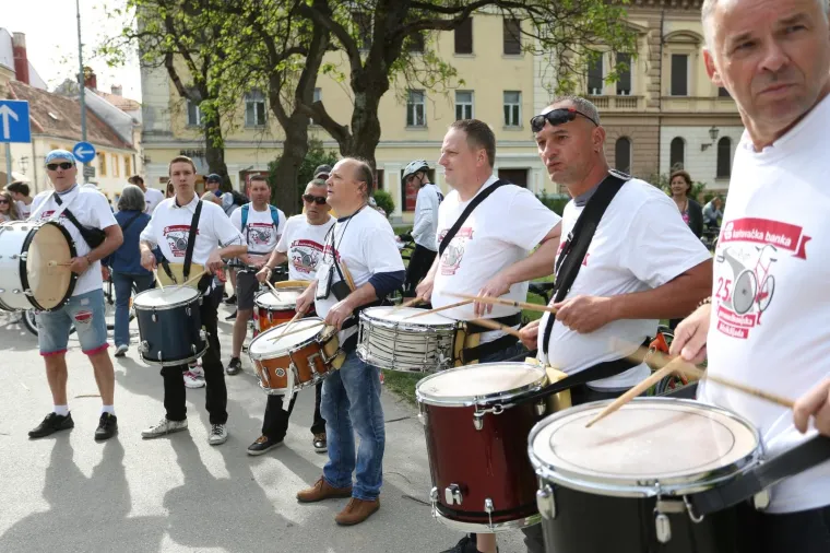 Karlovac - Vi&scaron;e od dvije tisuće građana sudjelovalo je na 25. tradicionalnoj Prvosvibanjskoj biciklijadi koju organizira Ured Saveza samostalnih sindikata Hrvatske Karlovac. Biciklijada se vozi iz Karlovca do kupalista Grdun na rijeci Dobri u duzini 12 kilometara, a osim iz Karlovca biciklijada je krenula iz Duga Rese i Ozlja.